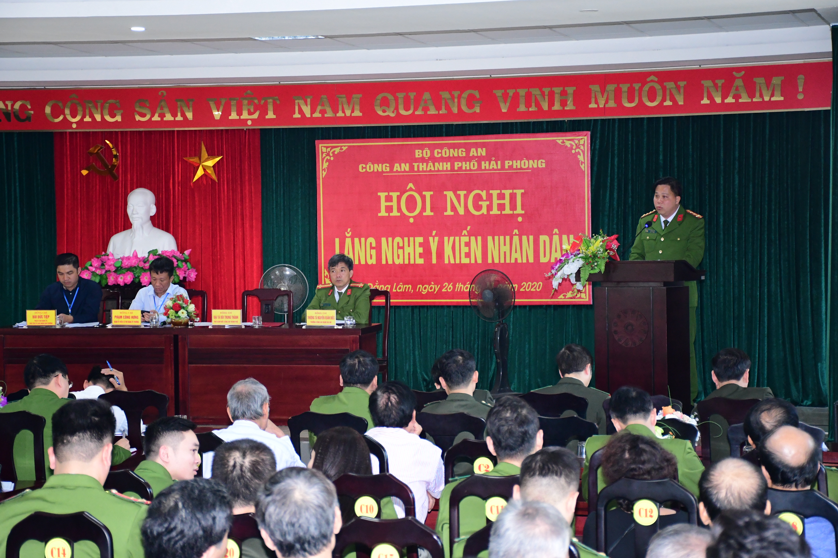 Đại tá Bùi Trung Thành-Phó Giám đốc CATP lắng nghe ý kiến nhân dân tại phường Đằng Lâm, quận Hải An